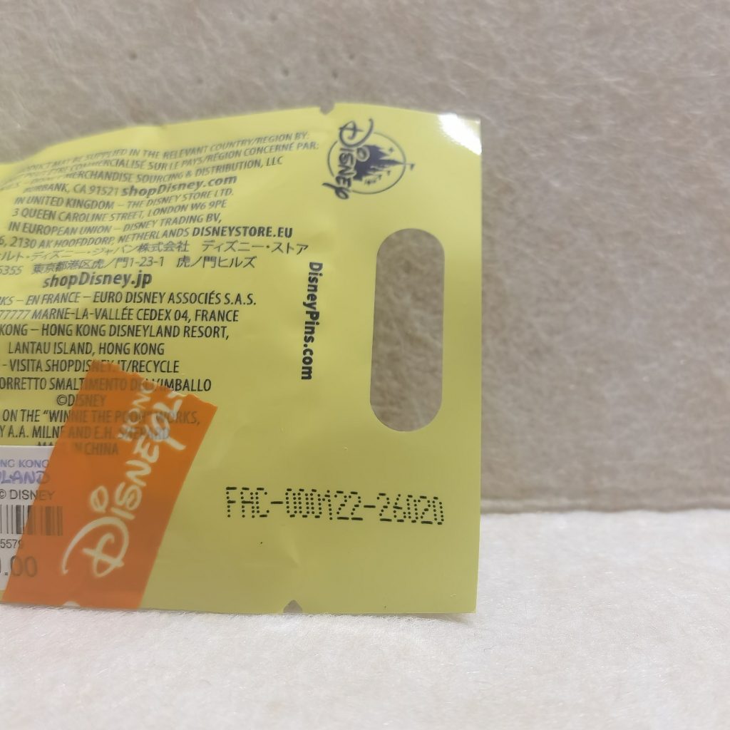 2026 9989pin - Hong Kong Disney, Winne the Pooh, 2026 Graduation, Winnie the Pooh, LE400 - Disney collectible pin on BALELE